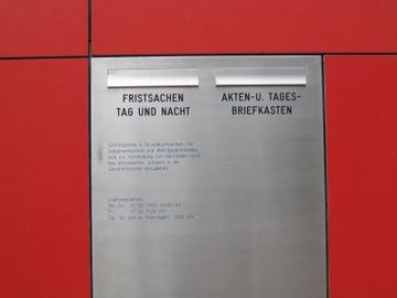 Nachtbiefkasten am Eingang des Amtsgerichts